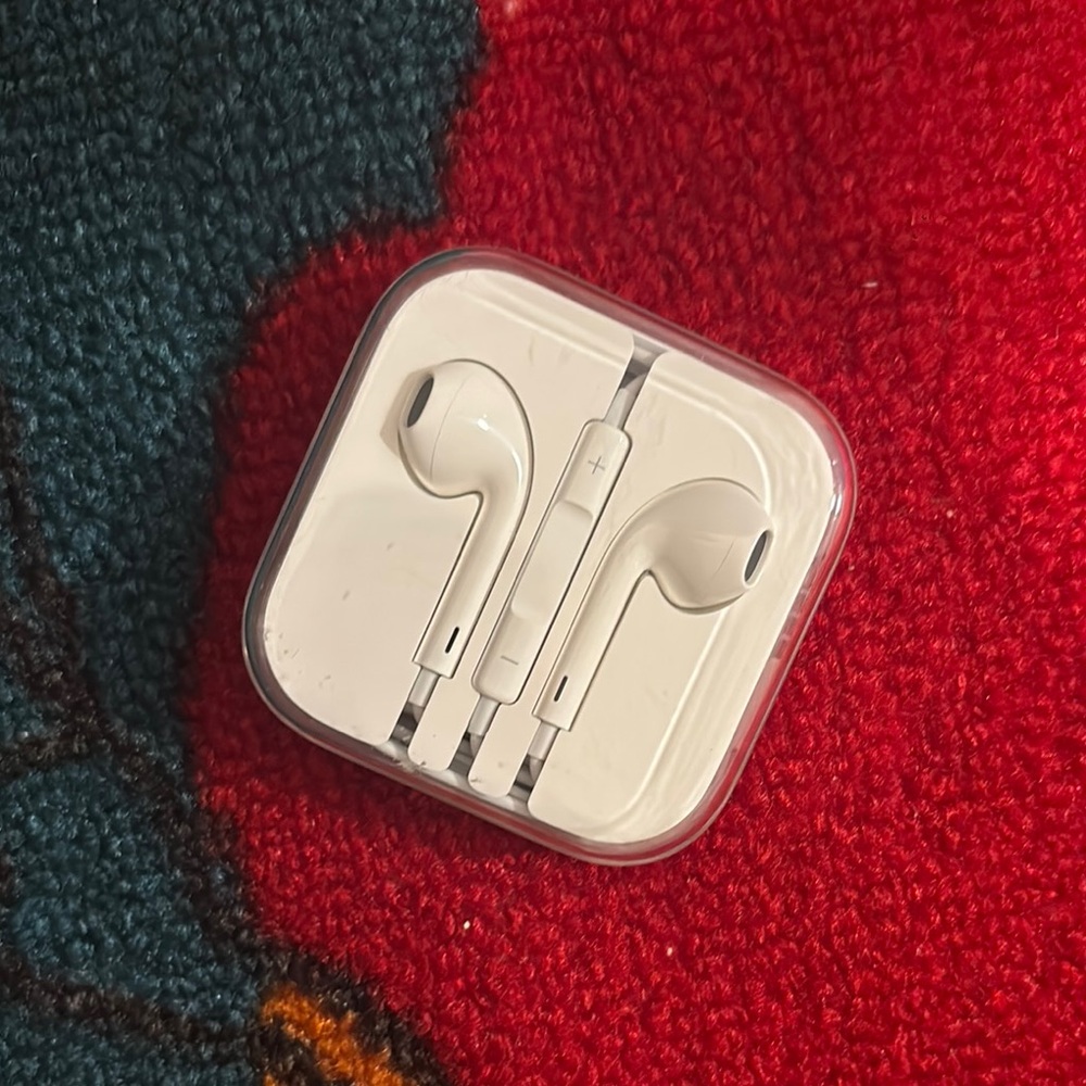 Apple White Wired Earbuds with Case